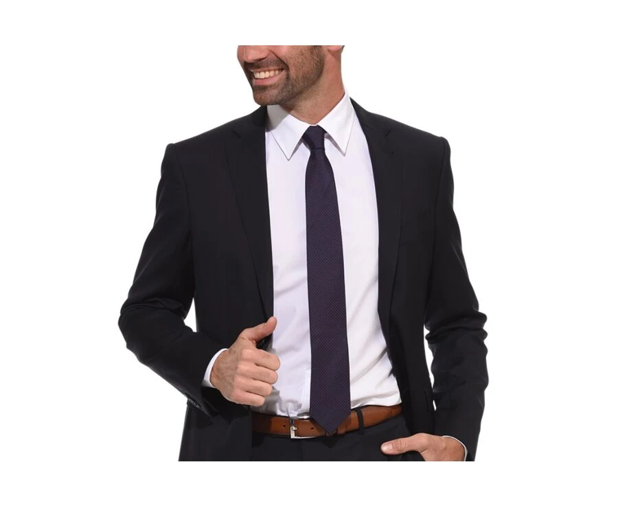 Cravate Homme Soie Marine - Micro Pois Rouge 3 Cravate Homme Soie Marine - Micro Pois Rouge – Image 3