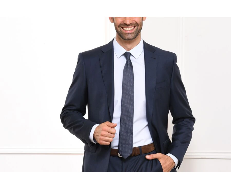 Cravate Homme Soie Bleu Pétrole Micro Pois Marine 4 Cravate Homme Soie Bleu Pétrole Micro Pois Marine – Image 4